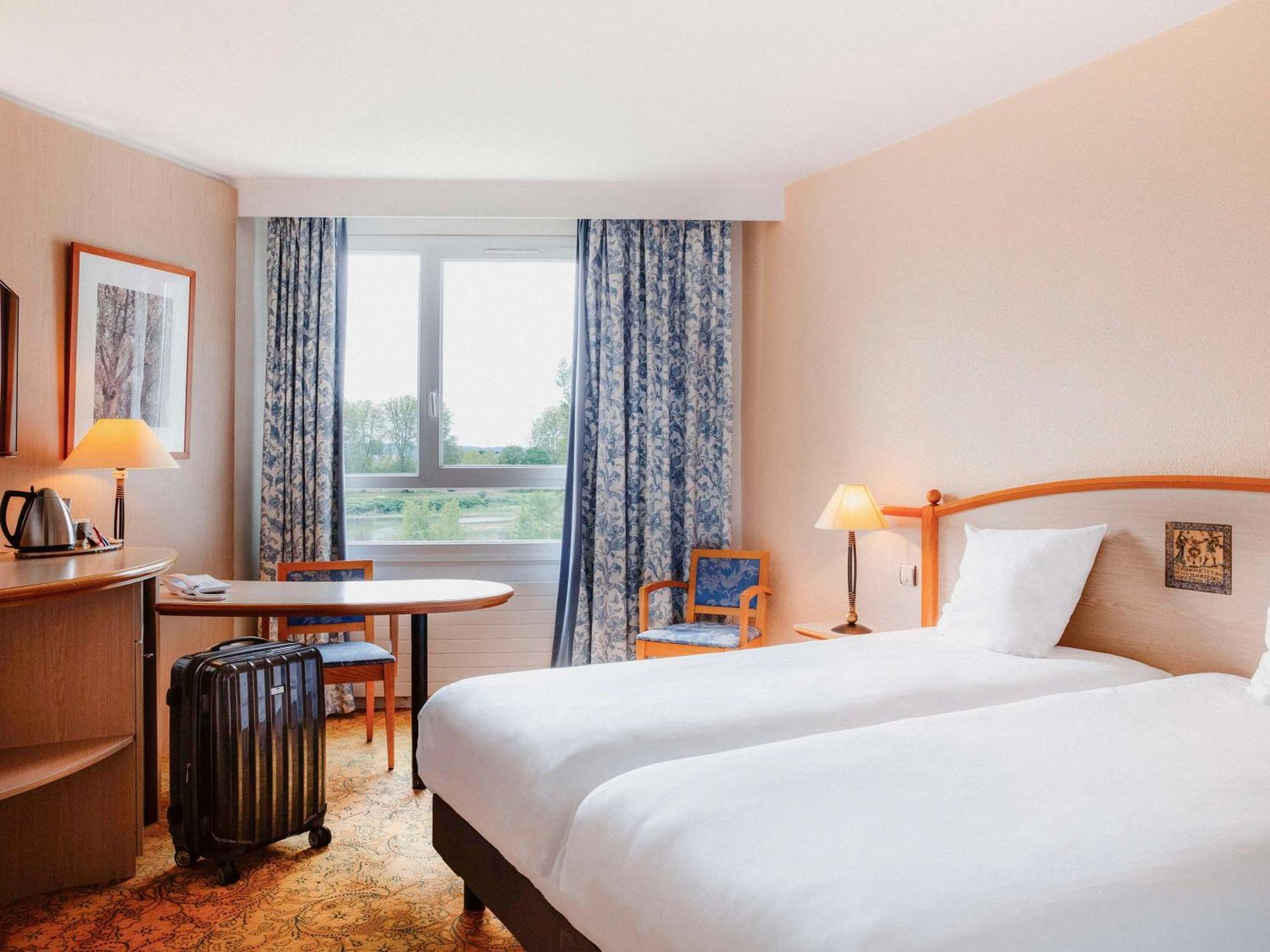 Mercure Nevers Pont De Loire Exterior photo